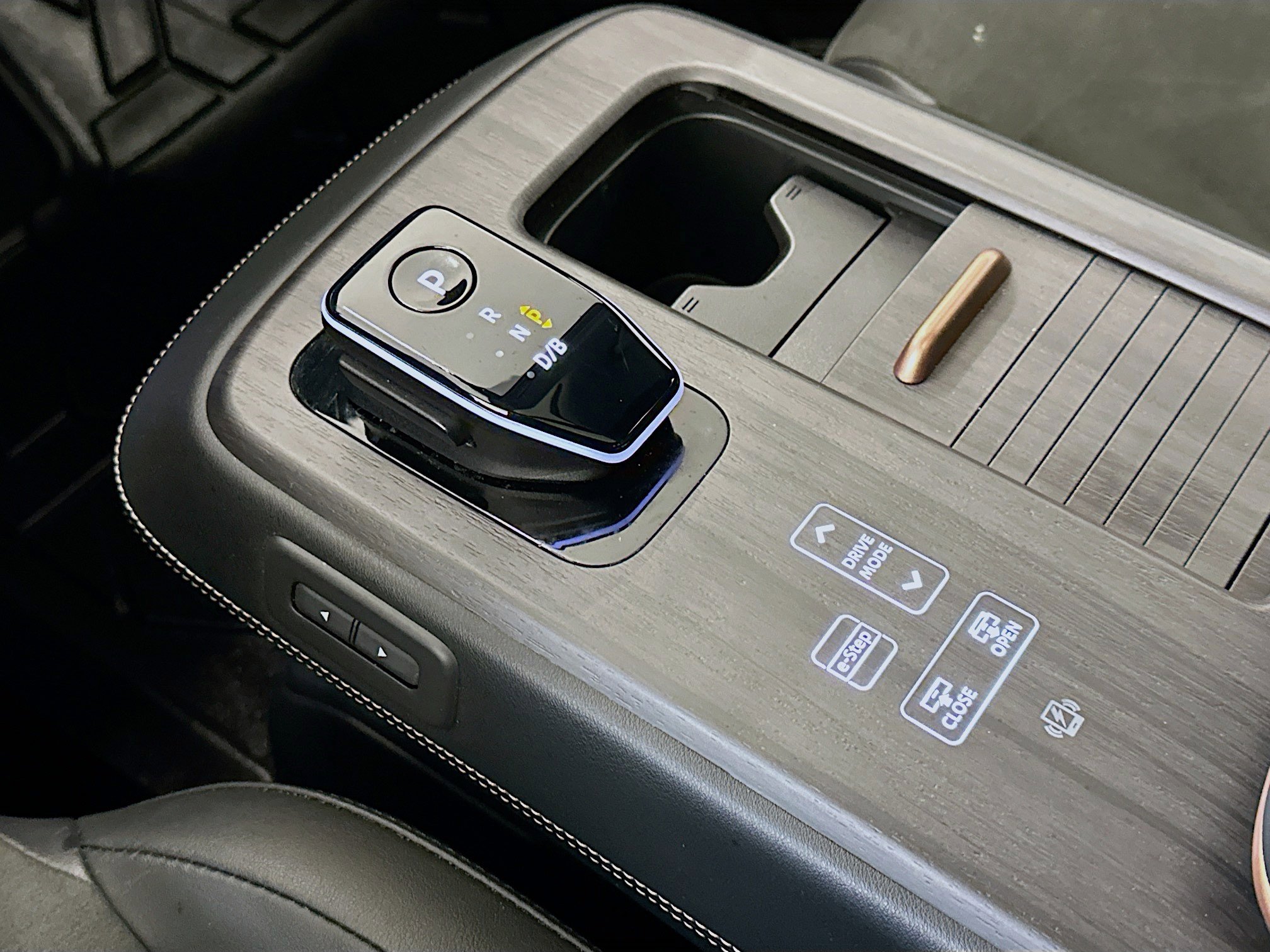 Used 2024 Nissan Ariya AWD image 25