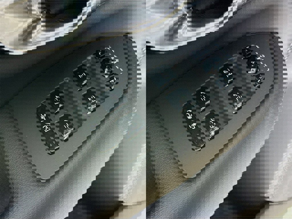 Certified 2025 Volvo XC90 B5 Core image 18