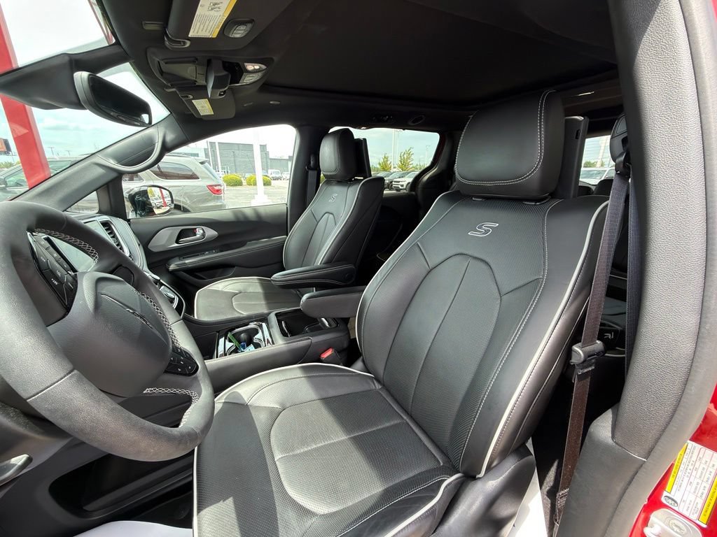 Used 2025 Chrysler Pacifica Limited w/ Uconnect Theater Family Group AWD/4WD image 13