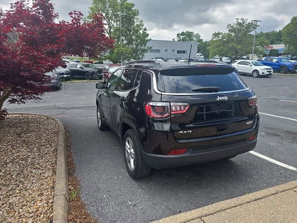 Used 2022 Jeep Compass Latitude w/ Sun and Sound Group AWD/4WD image 4
