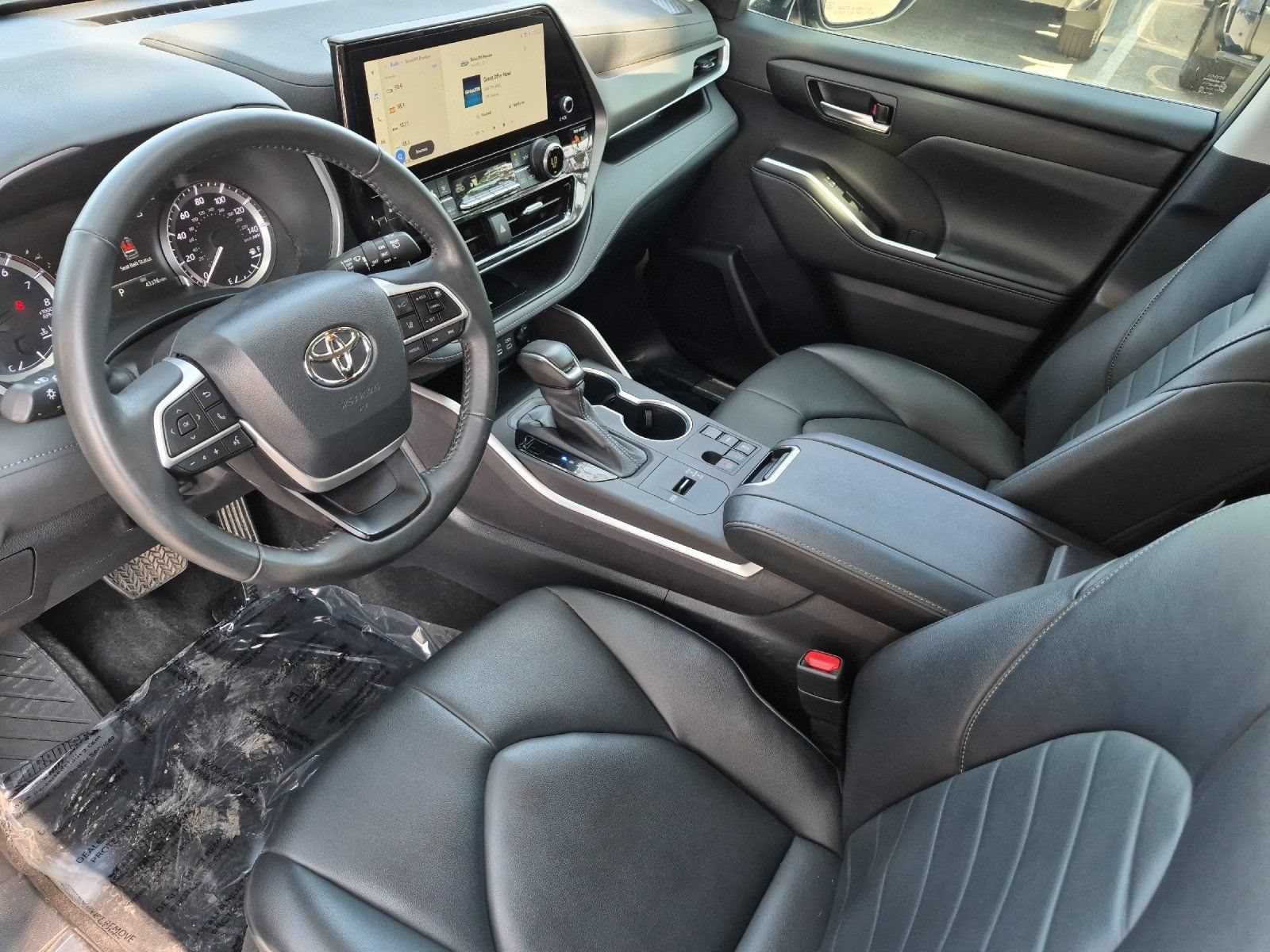 Used 2023 Toyota Highlander XLE FWD image 9