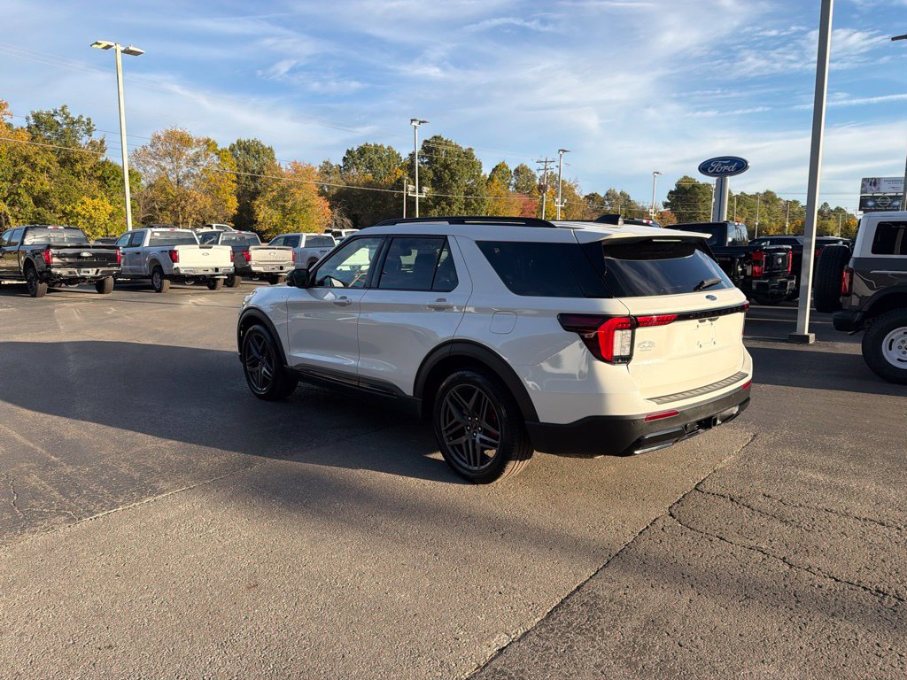 Used 2025 Ford Explorer ST-Line w/ Premium Package RWD image 5