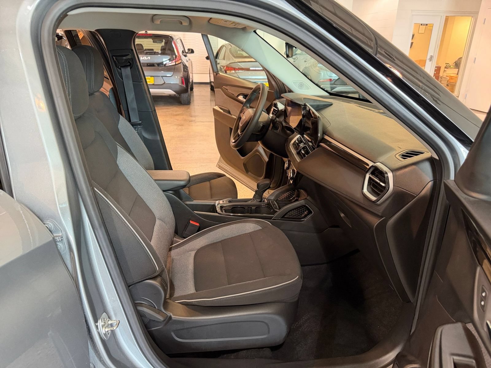Used 2025 Chevrolet TrailBlazer LT FWD image 35