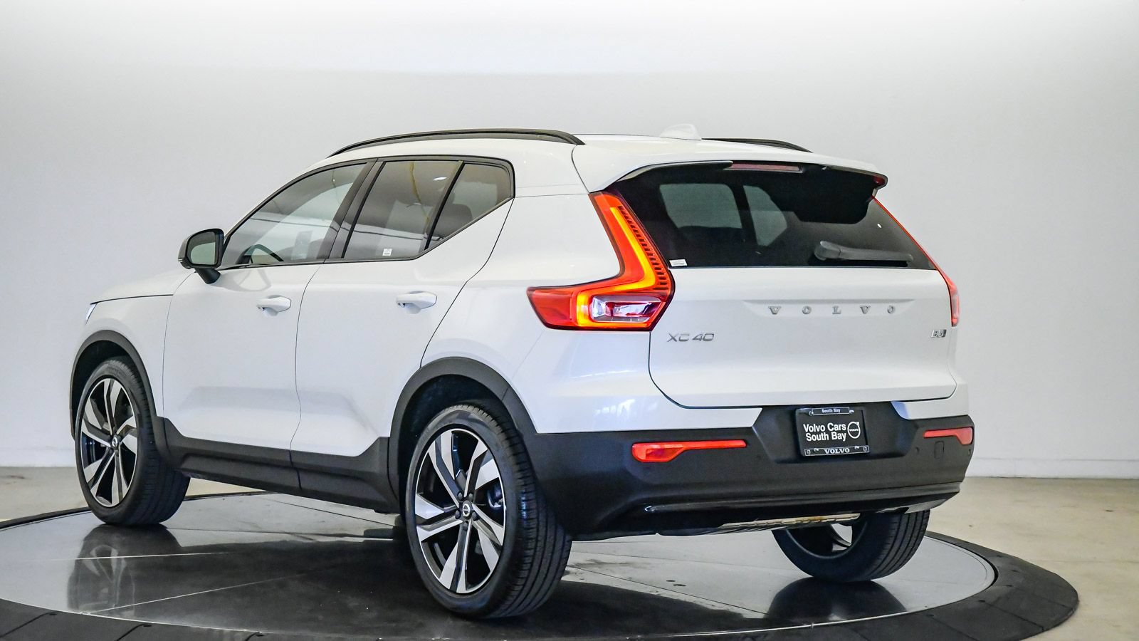 Certified 2026 Volvo XC40 B5 Ultra w/ Climate Package AWD/4WD image 3