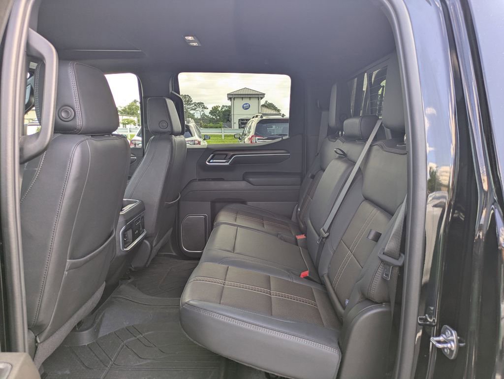 Used 2025 Chevrolet Silverado 1500 High Country w/ High Country Premium Package AWD/4WD image 15