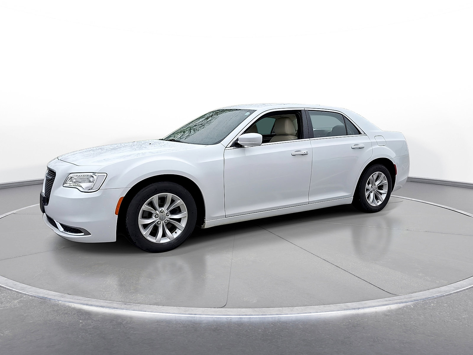 Used 2015 Chrysler 300 Limited RWD image 4