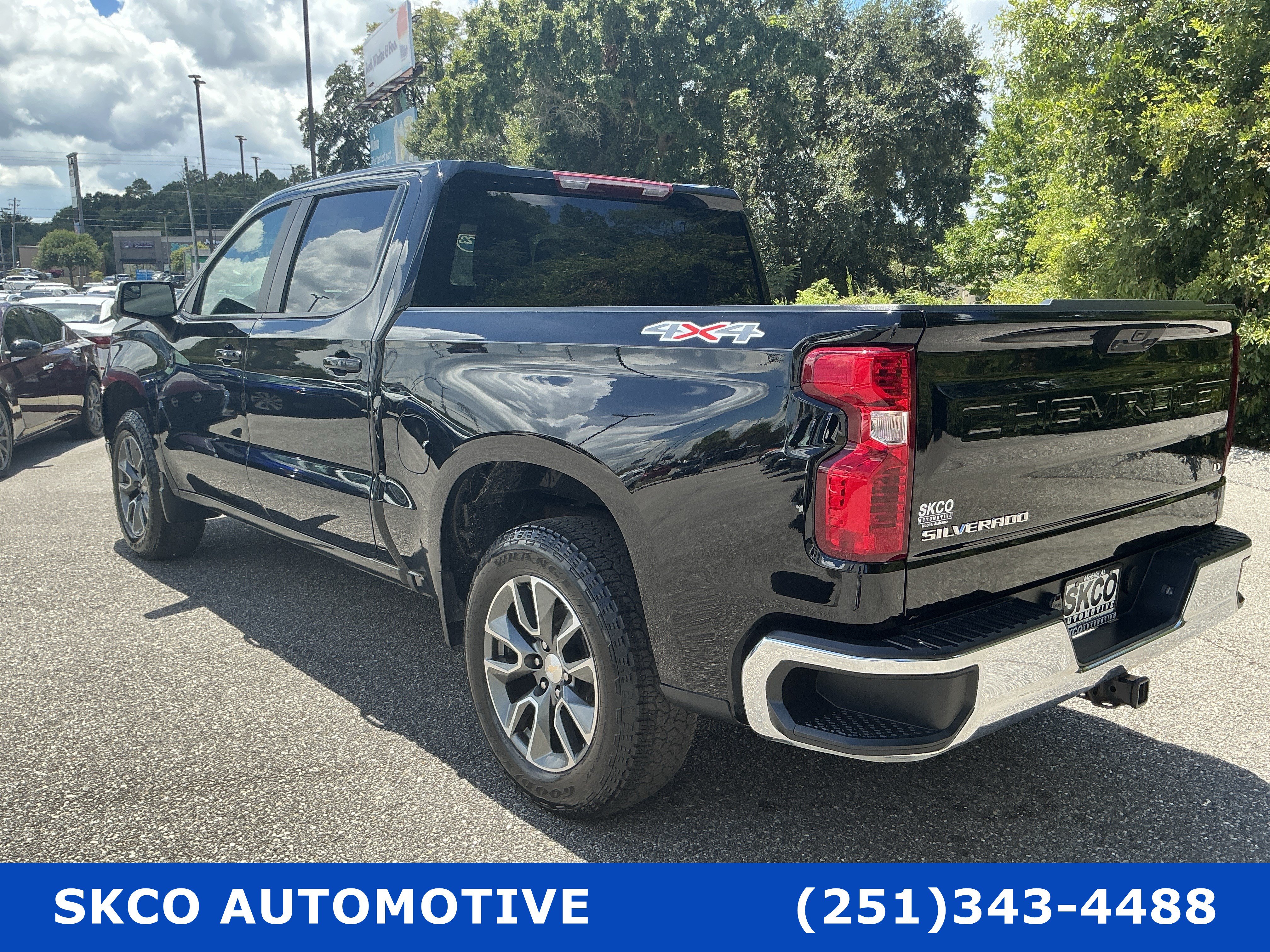 Used 2023 Chevrolet Silverado 1500 LT AWD/4WD image 3