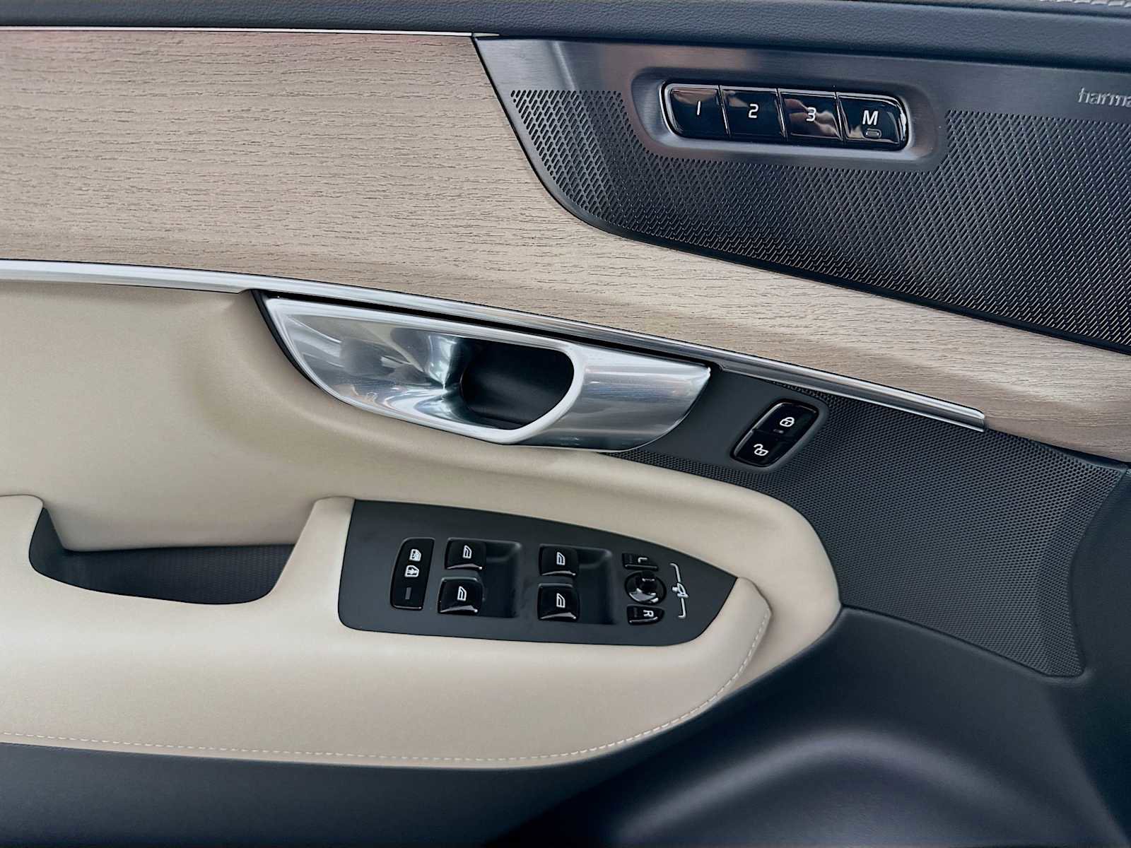 New 2026 Volvo XC90 B6 Plus w/ Protection Package Premier image 17