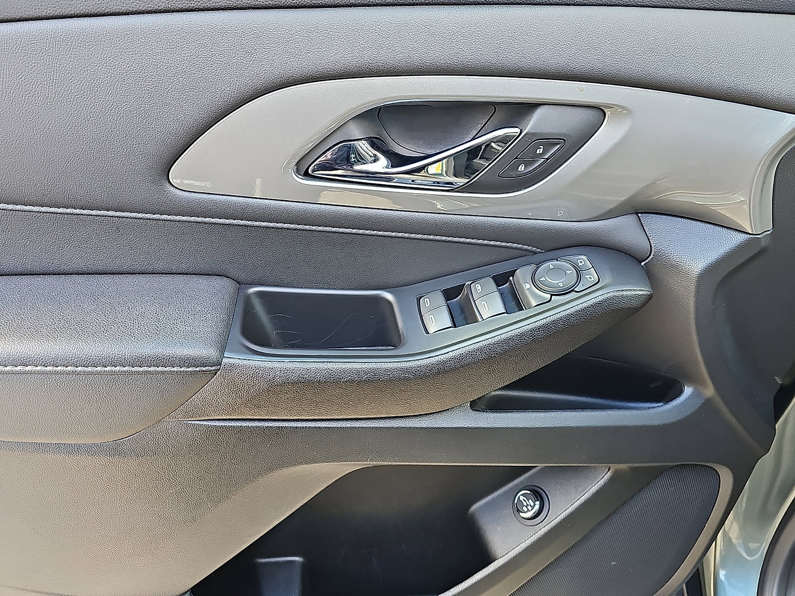 Used 2023 Chevrolet Traverse LT w/ Rear Camera Mirror Package image 15