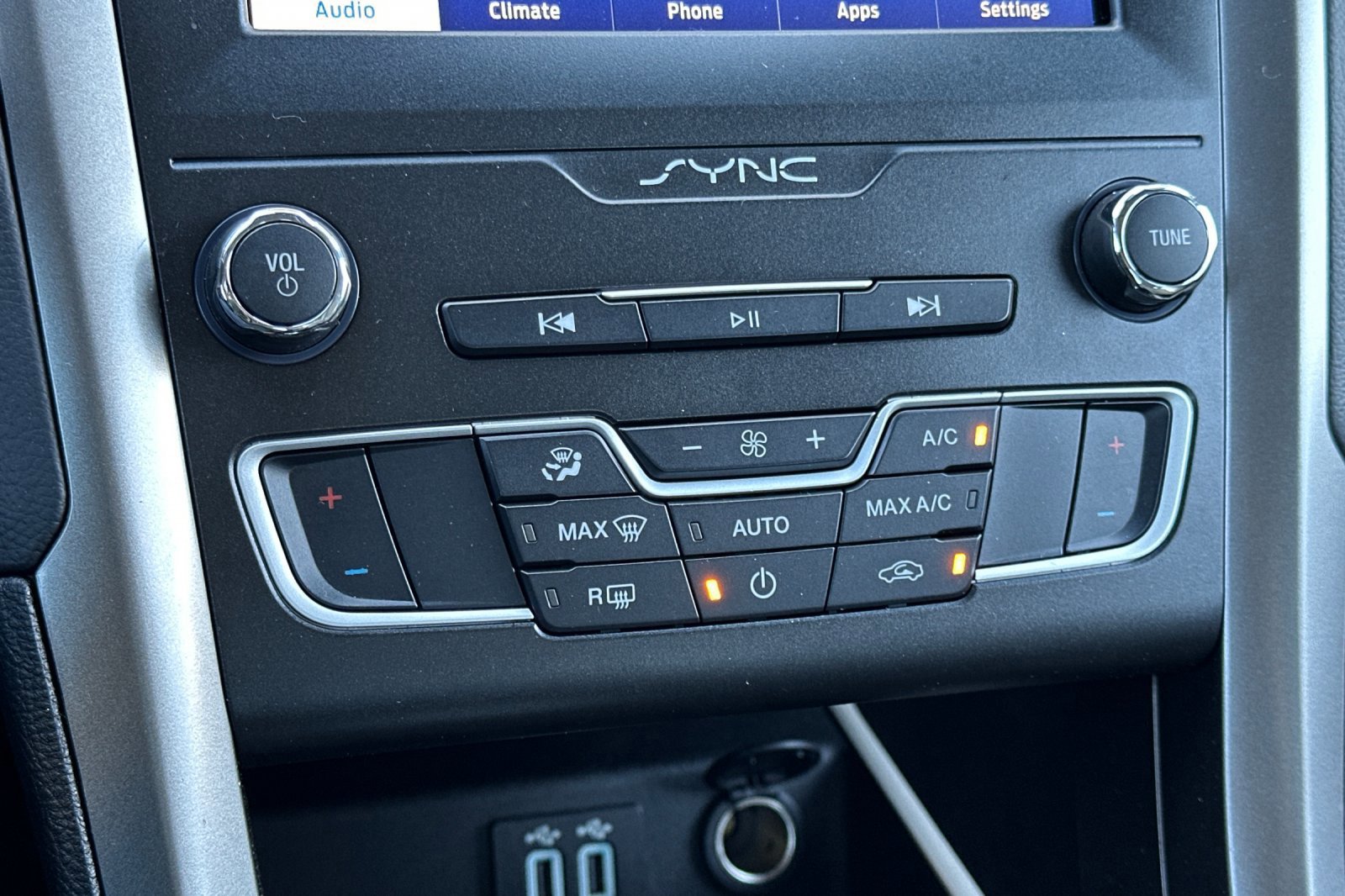 Used 2020 Ford Fusion SE image 19