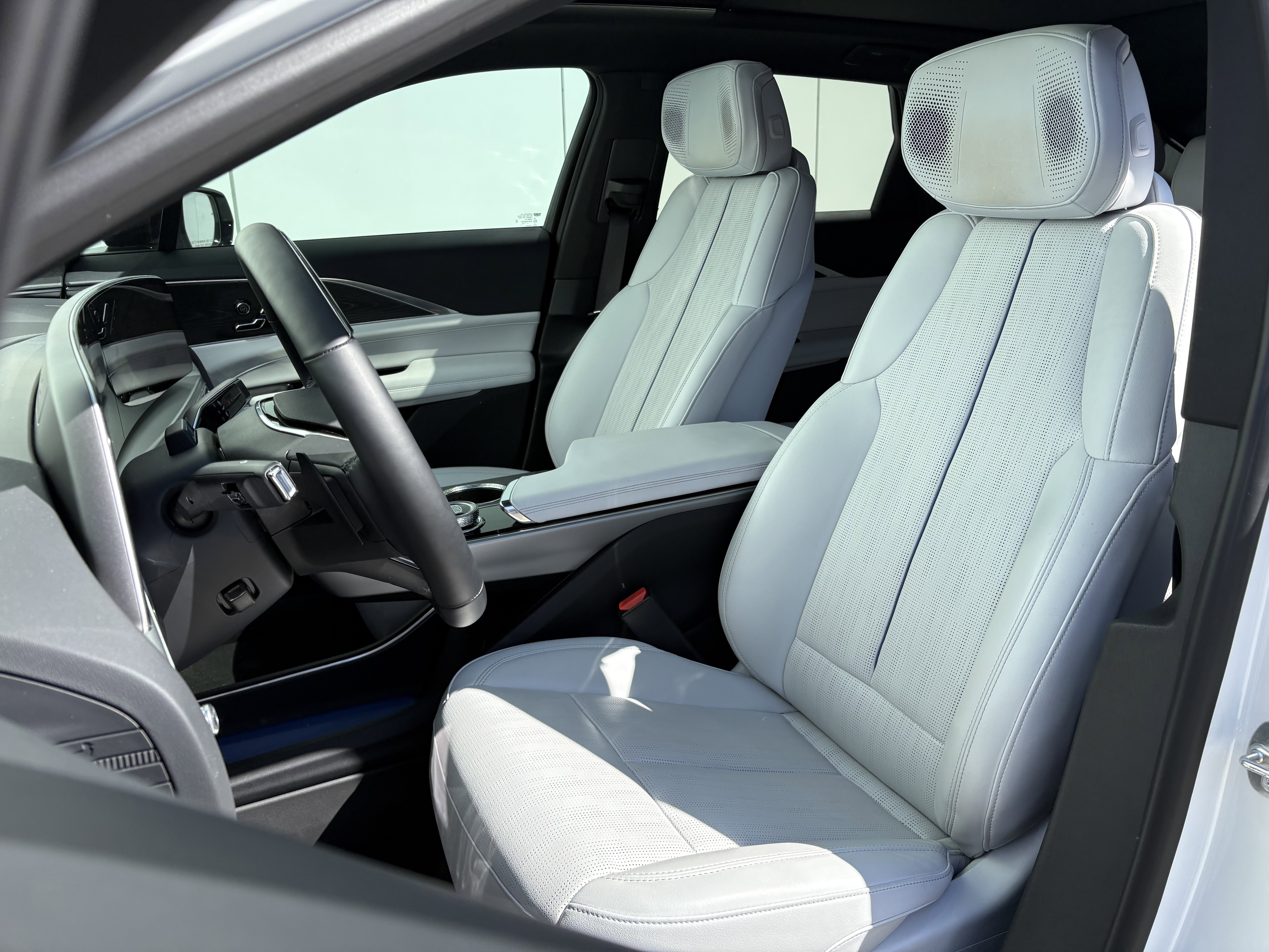 Used 2024 Cadillac Lyriq Luxury image 12