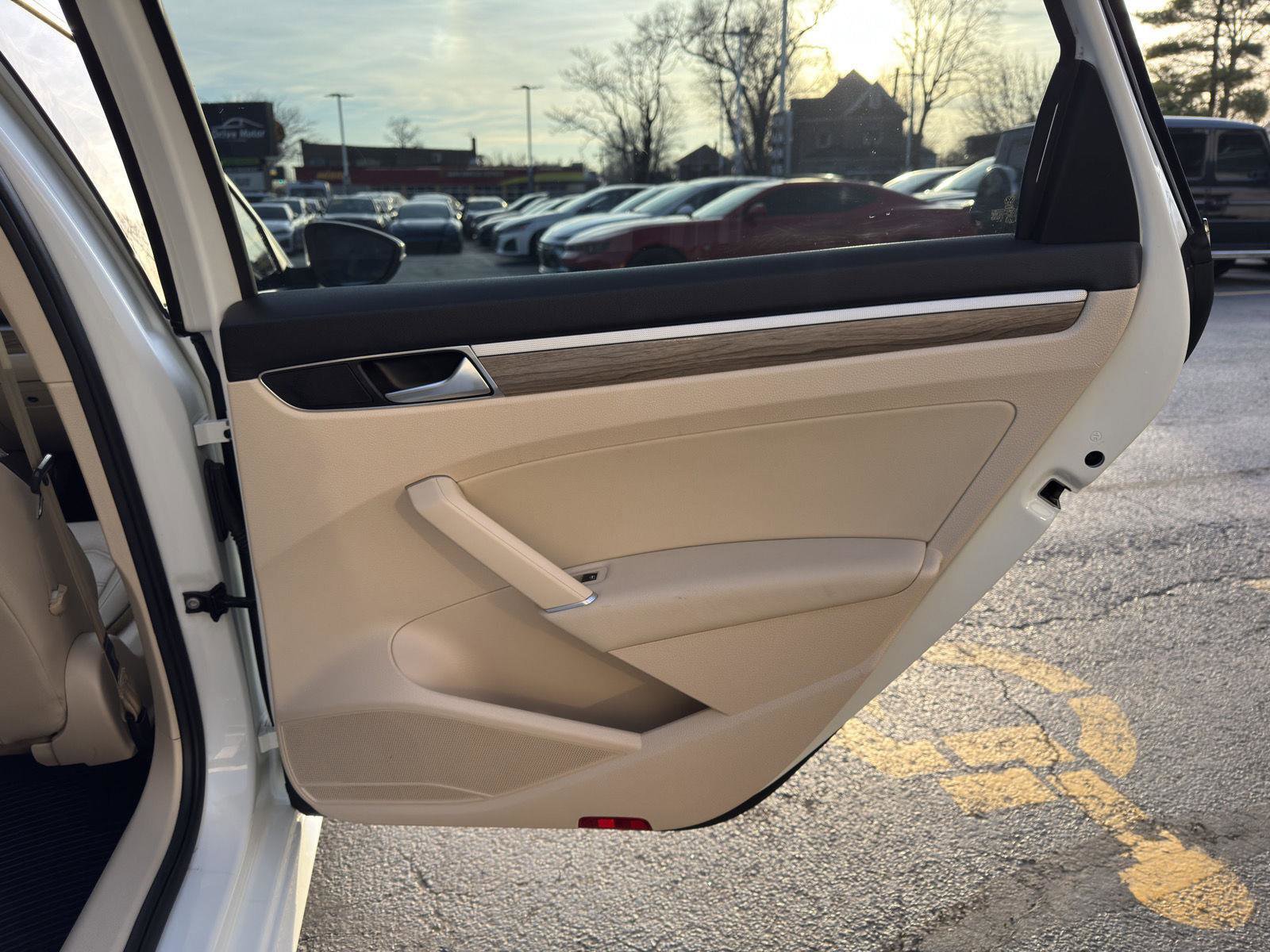 Used 2018 Volkswagen Passat 2.0T SE w/ SE Lighting Package FWD image 35