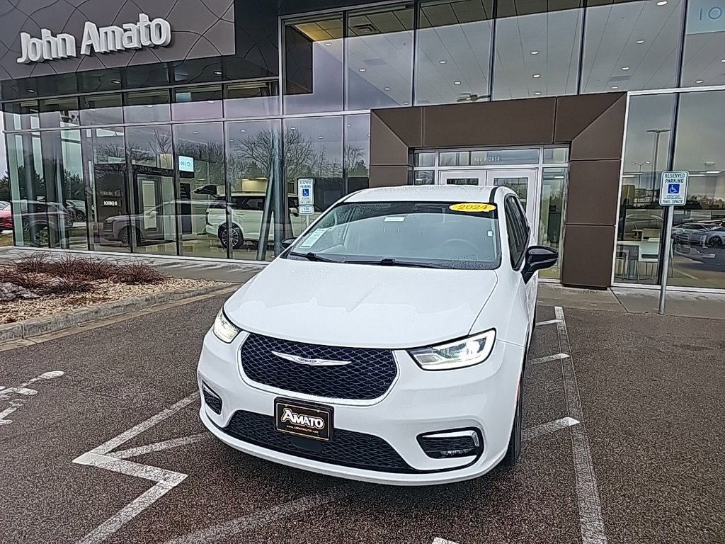 Used 2024 Chrysler Pacifica Touring-L