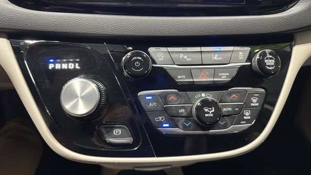Used 2024 Chrysler Pacifica Touring-L FWD image 17