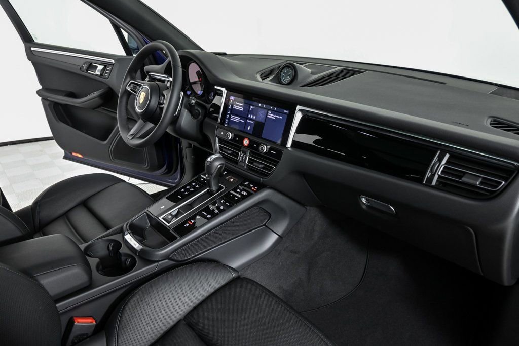 Certified 2026 Porsche Macan AWD/4WD image 25