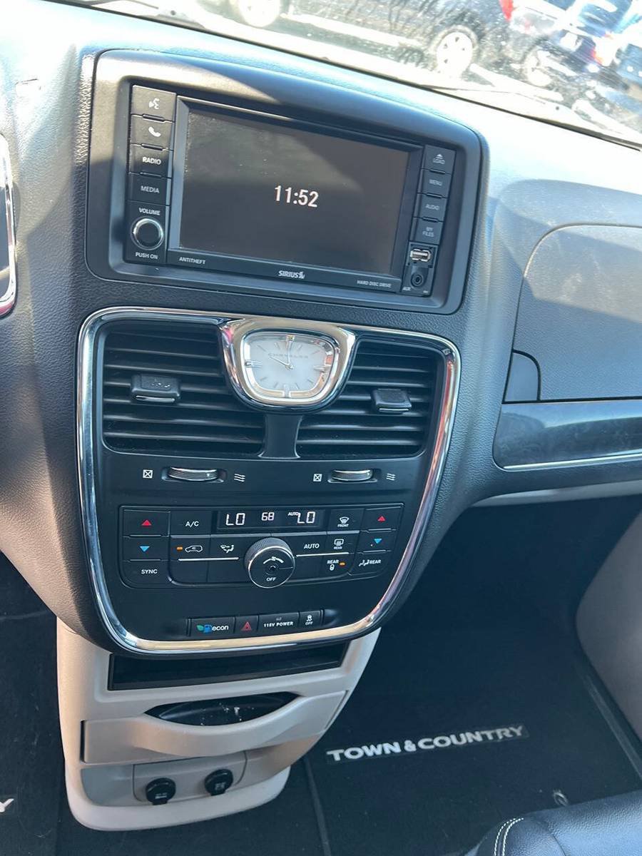 Used 2014 Chrysler Town & Country Touring FWD image 6