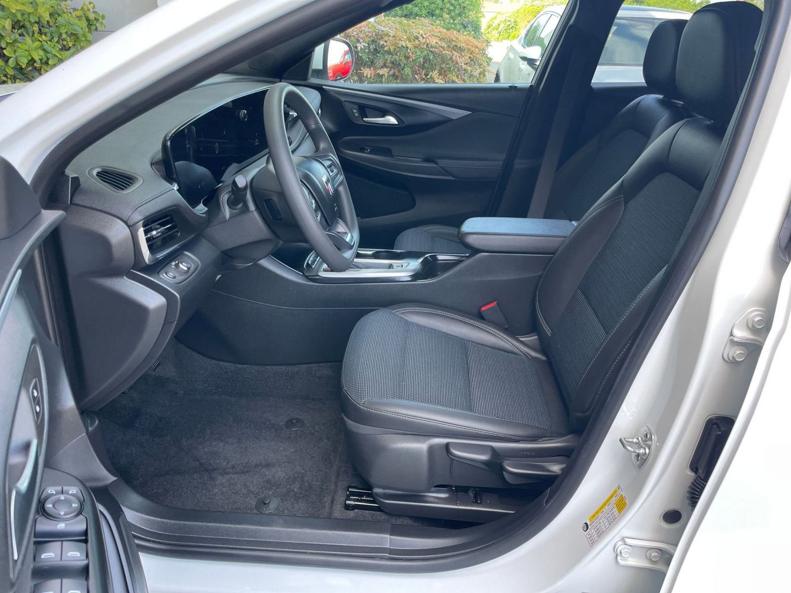 Used 2025 Buick Envista Preferred image 28