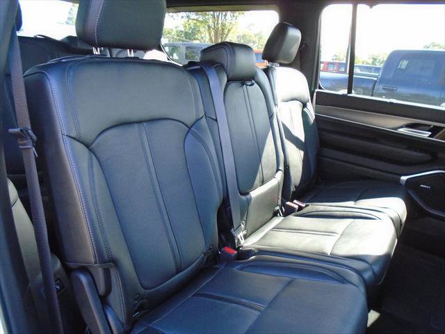 Certified 2025 Jeep Wagoneer Series II w/ Convenience Group I AWD/4WD image 10