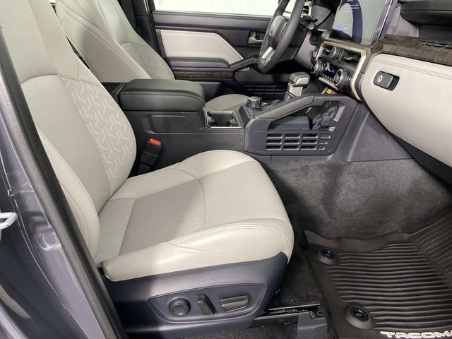 Used 2025 Toyota Tacoma Limited AWD/4WD image 11