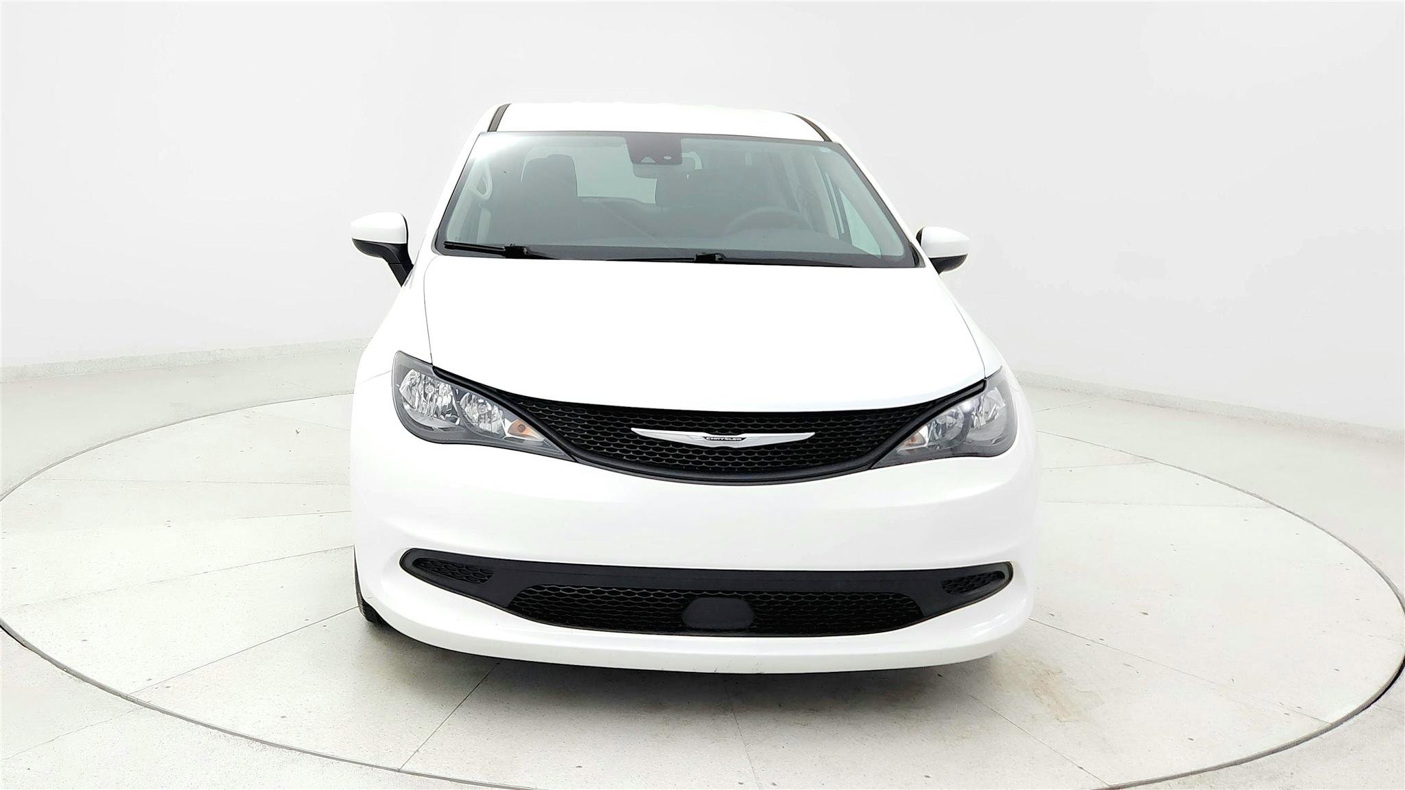 Used 2023 Chrysler Voyager LX FWD image 8