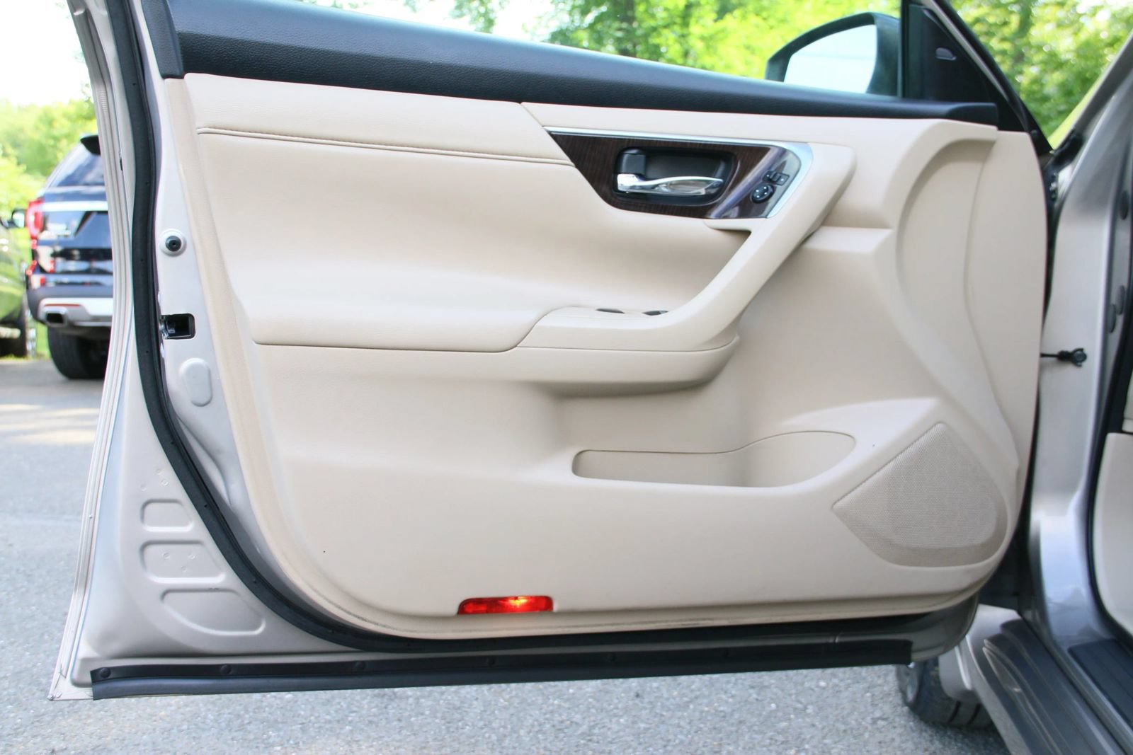 Used 2014 Nissan Altima 2.5 SL w/ Technology Package FWD image 9