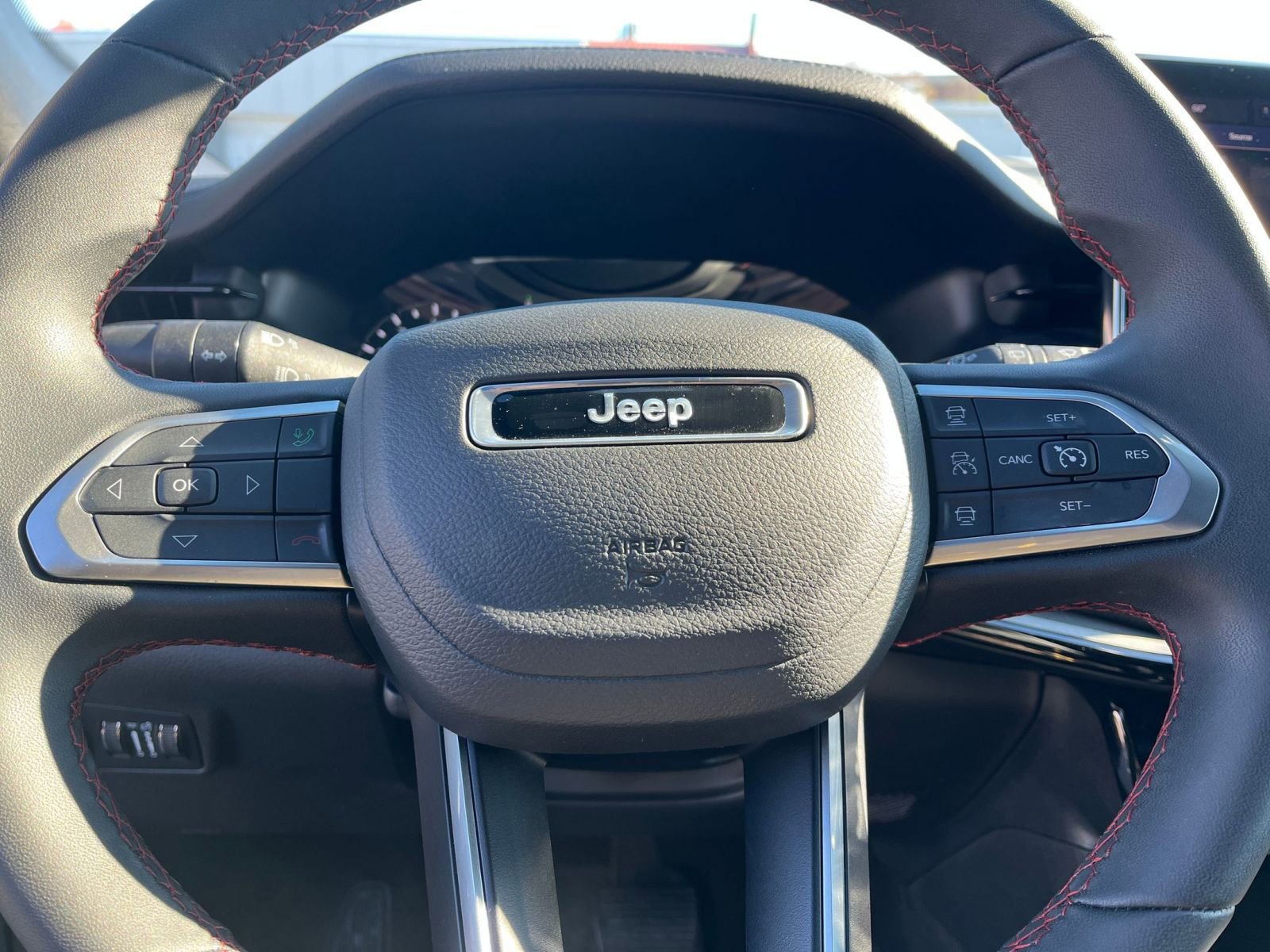 Used 2025 Jeep Compass Trailhawk image 27