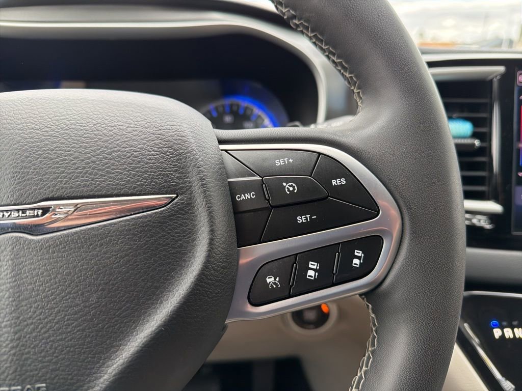 Used 2023 Chrysler Pacifica Touring-L image 22