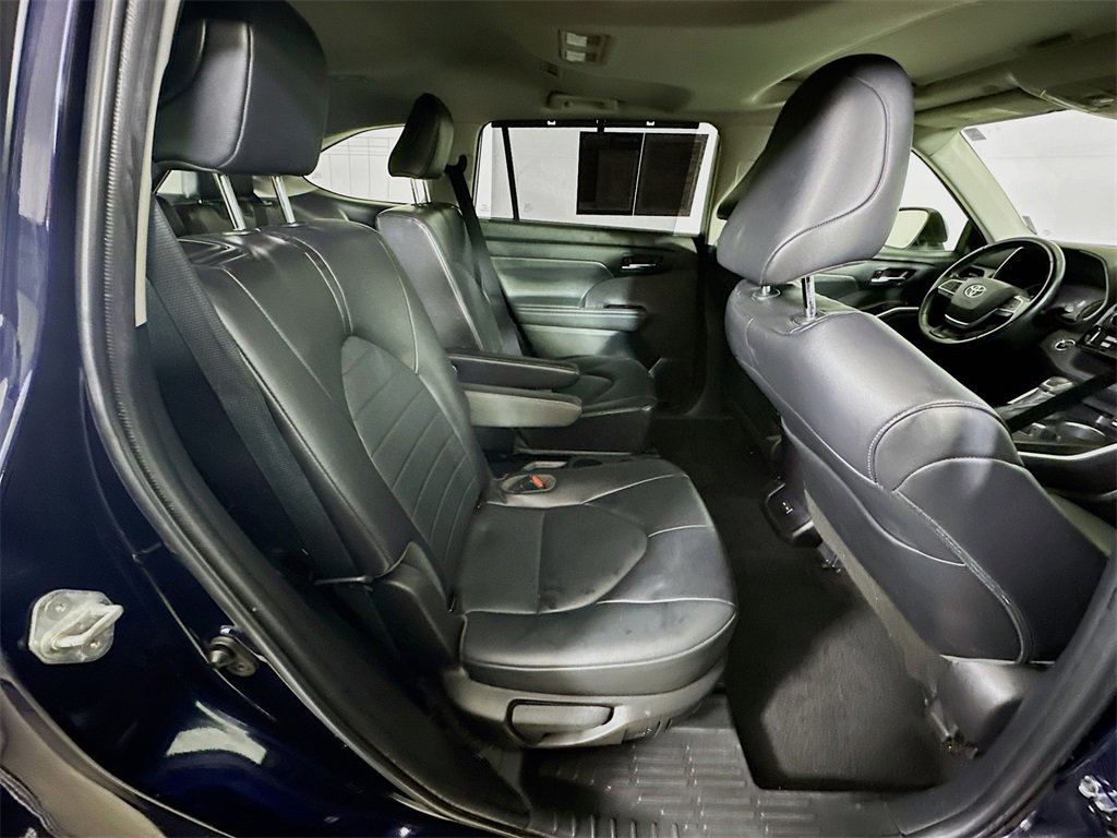 Used 2022 Toyota Highlander XLE image 11