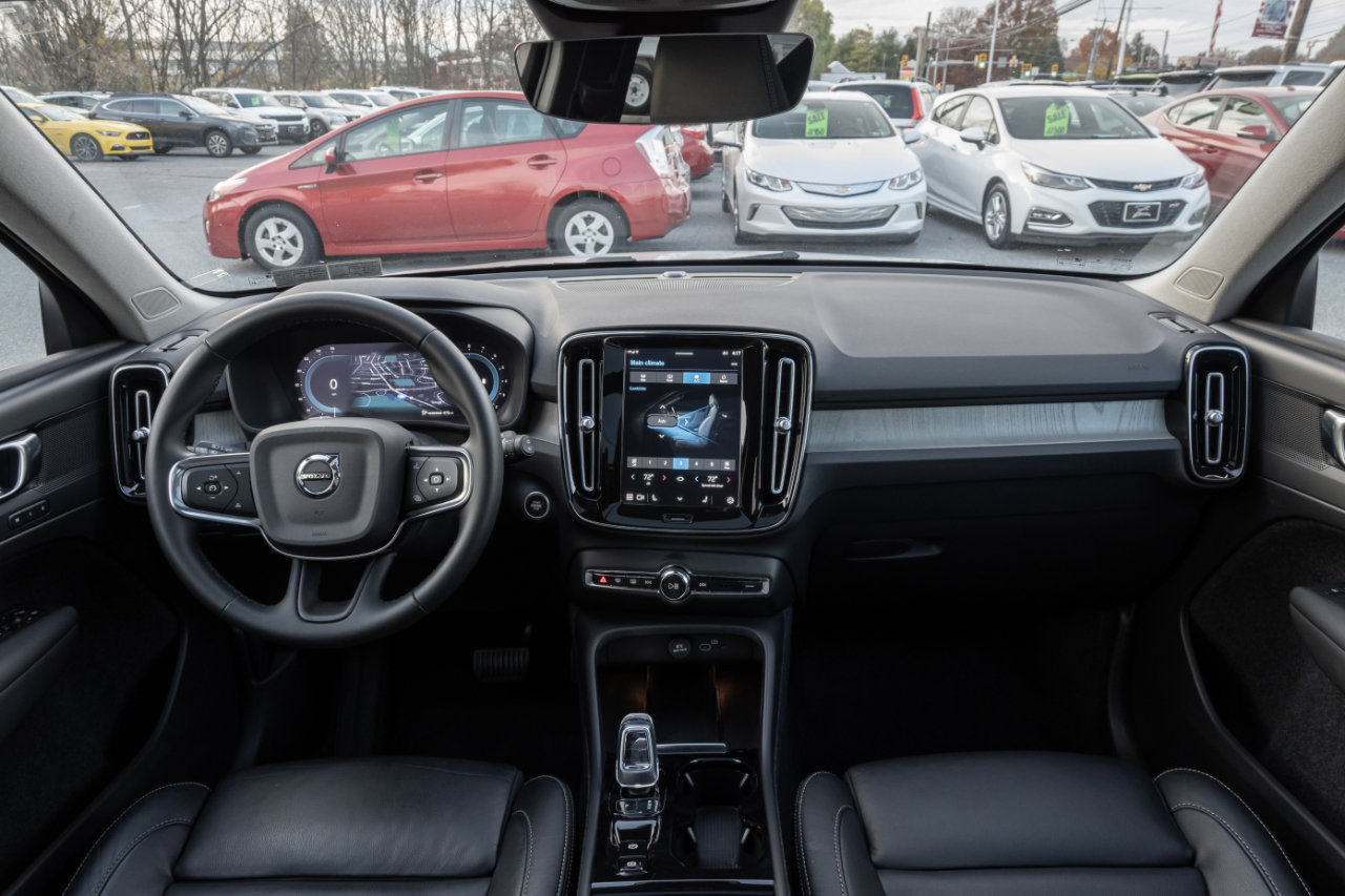 Used 2023 Volvo XC40 B5 Plus image 25