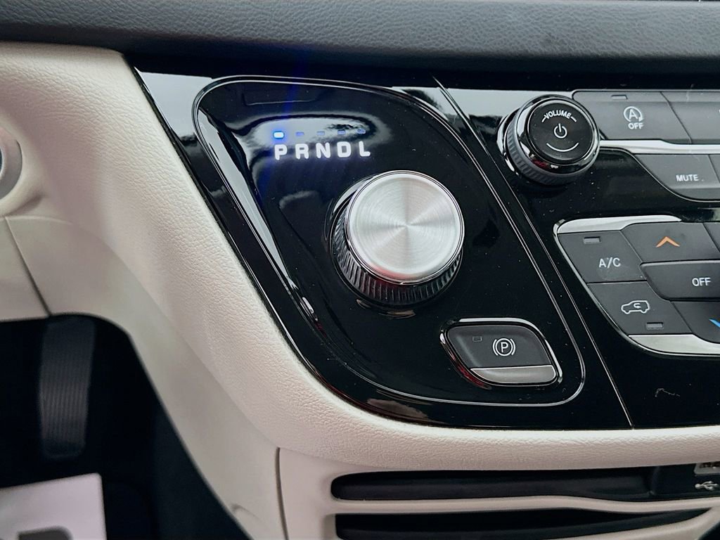 Used 2019 Chrysler Pacifica Touring-L image 16