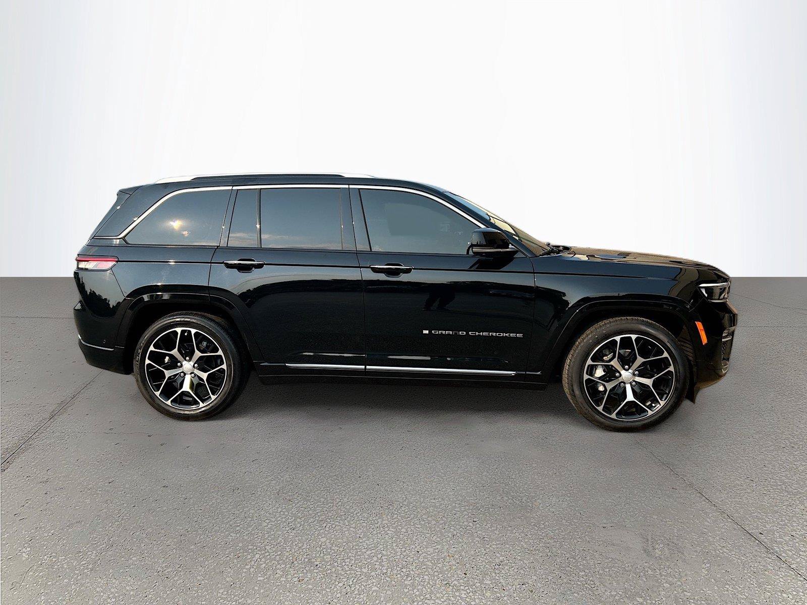 Used 2023 Jeep Grand Cherokee Summit AWD/4WD image 3