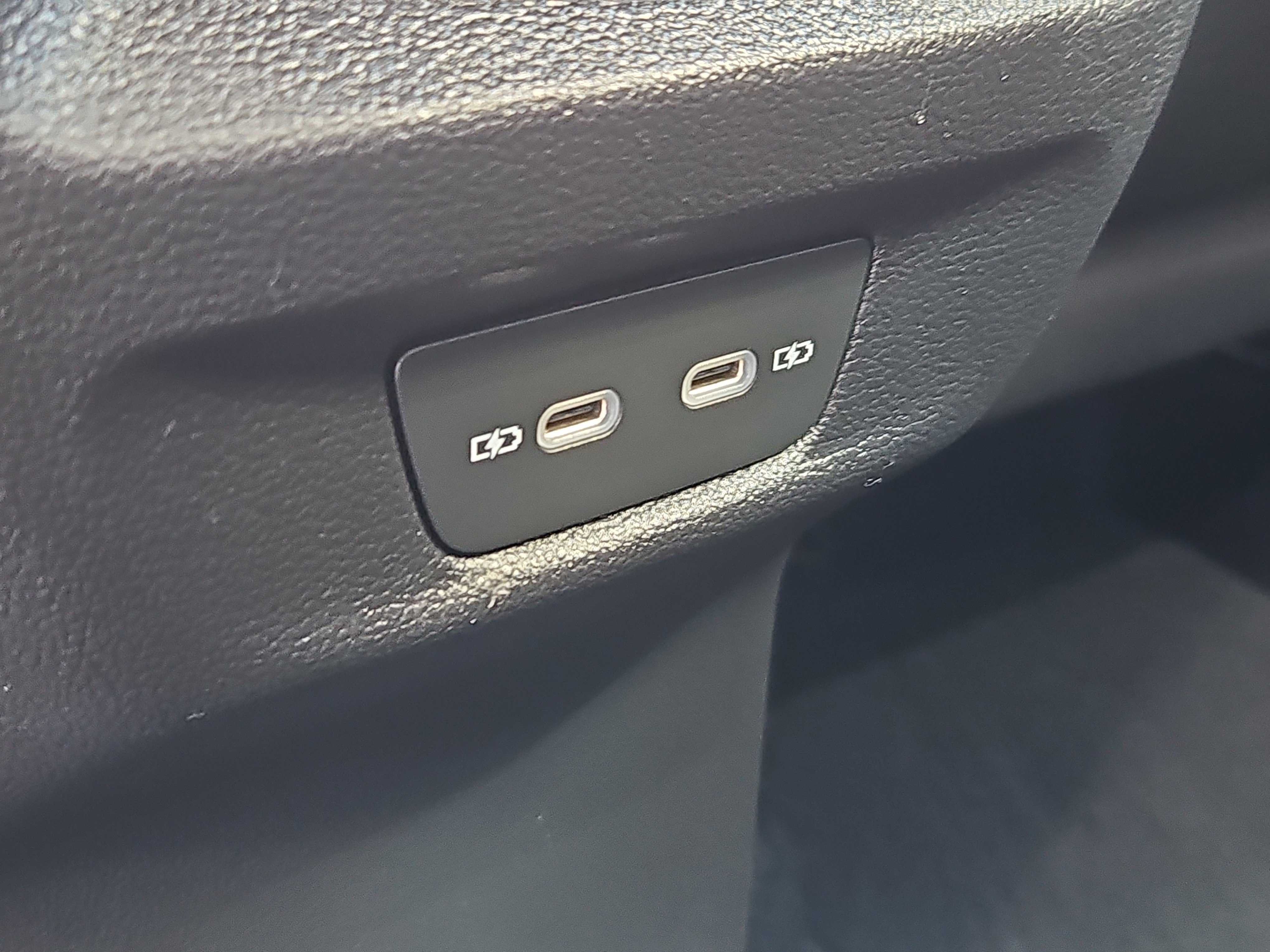 Used 2025 Volkswagen Tiguan SE image 12