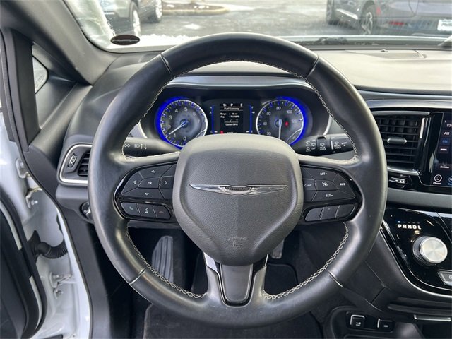 Used 2018 Chrysler Pacifica Touring-L w/ Premium Audio Group image 11