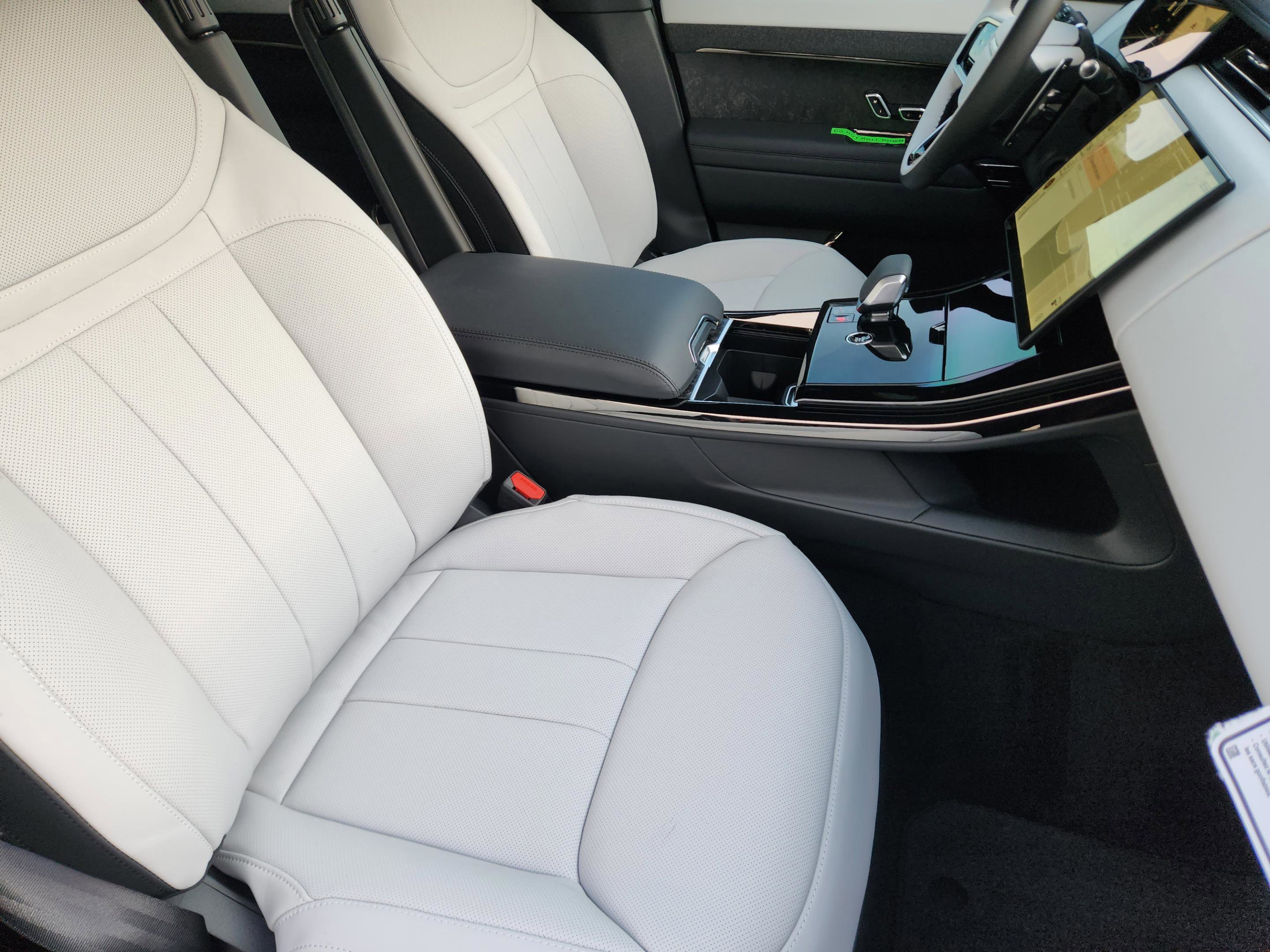 New 2026 Land Rover Range Rover Sport Dynamic SE AWD/4WD image 13