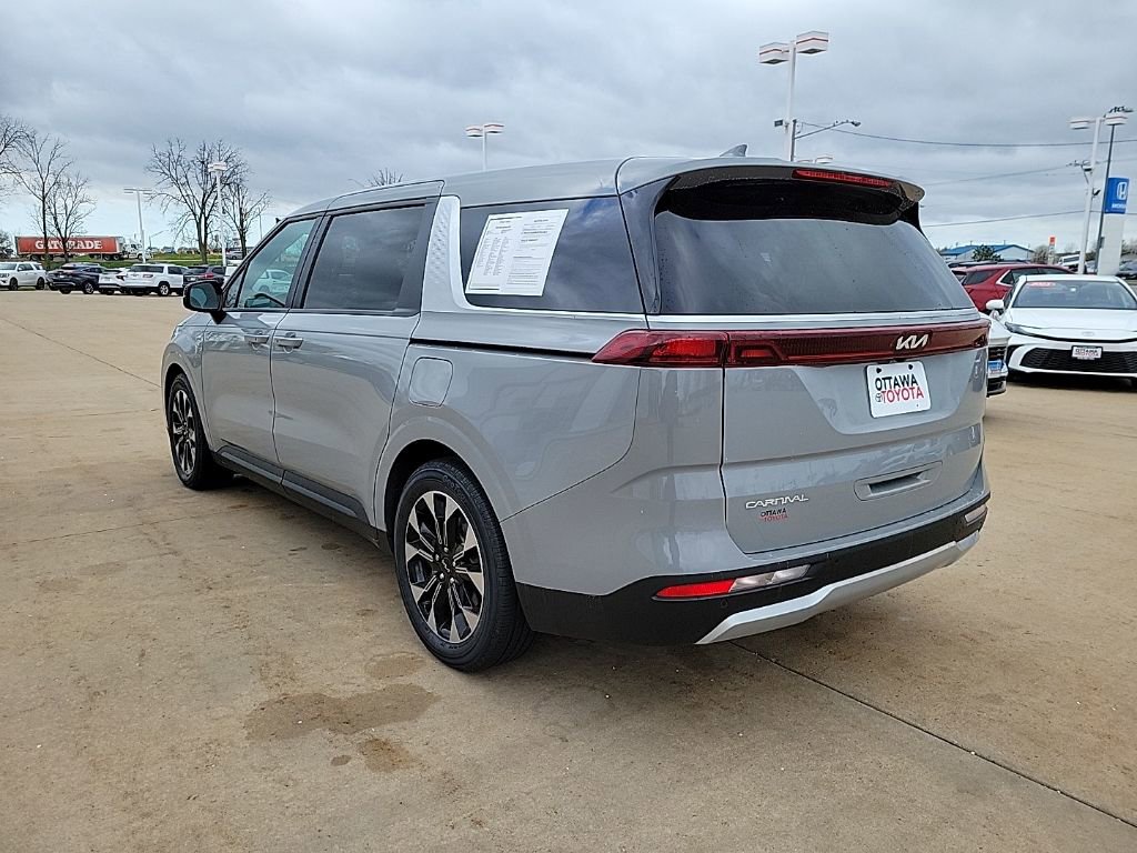 Used 2024 Kia Carnival EX image 7