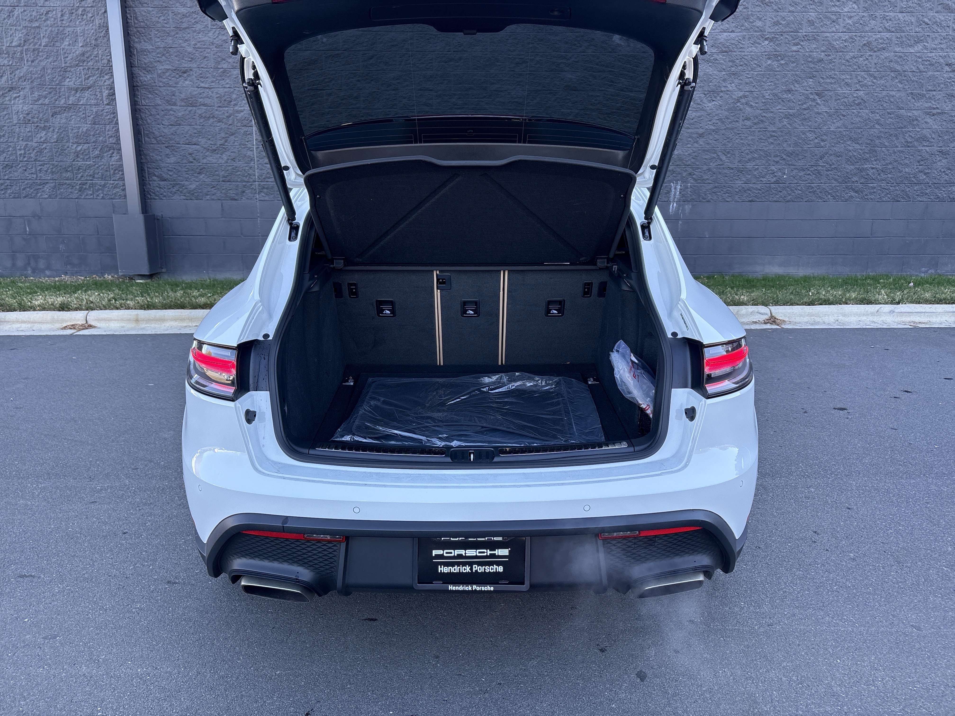 Certified 2025 Porsche Macan image 41