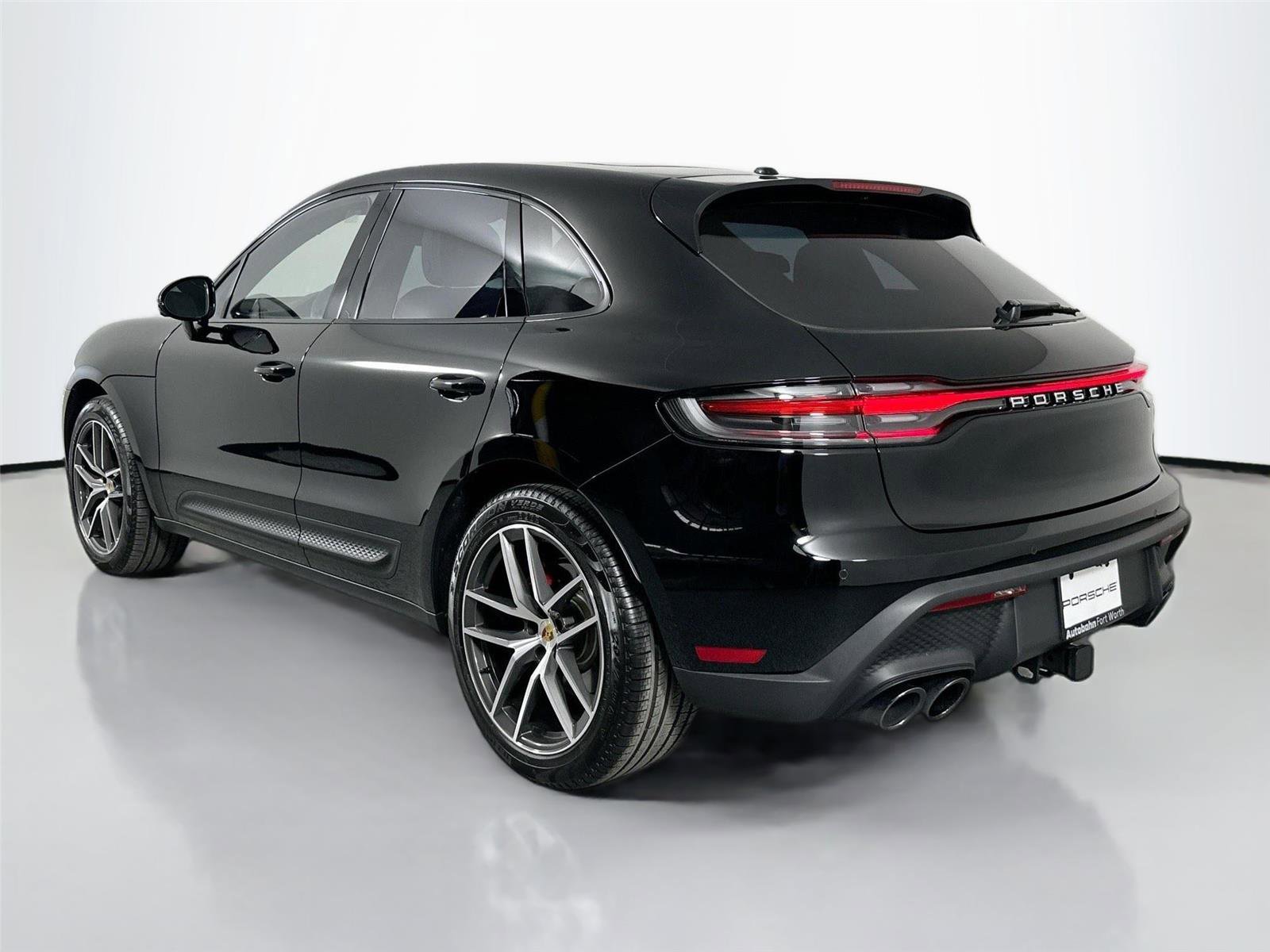 Certified 2025 Porsche Macan S AWD/4WD image 3