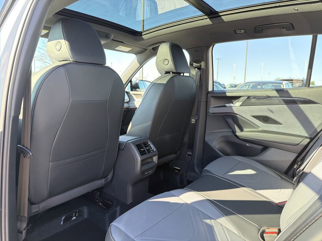 New 2026 Volkswagen Tiguan SE R-Line FWD image 12