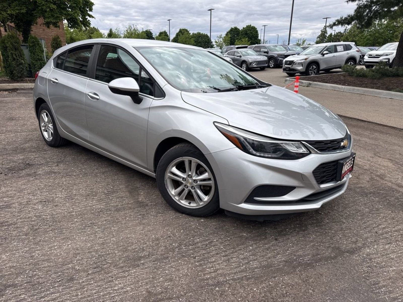 Used 2018 Chevrolet Cruze LT w/ Convenience Package FWD image 4
