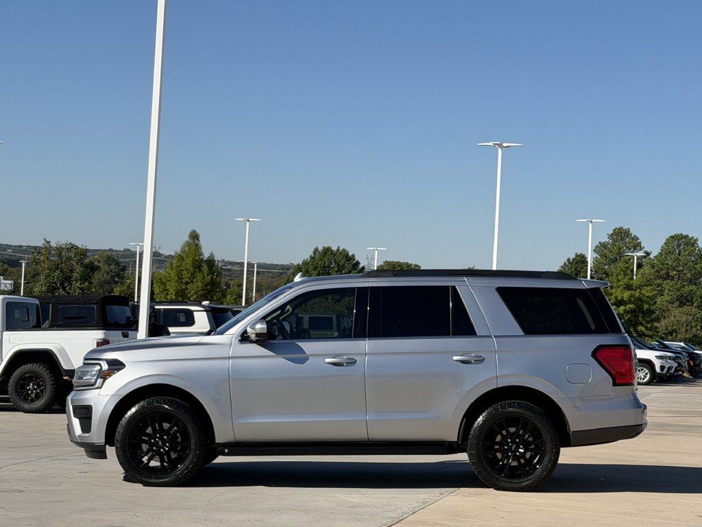 Used 2024 Ford Expedition XLT RWD image 3