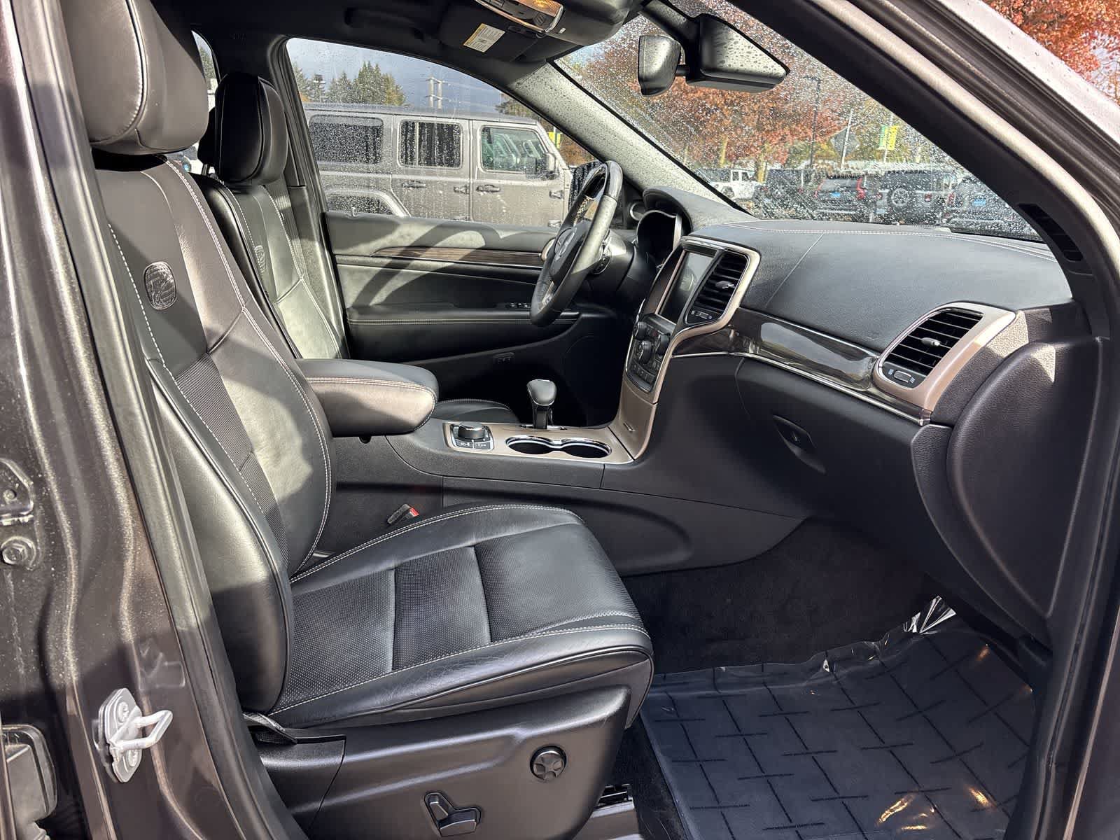 Used 2015 Jeep Grand Cherokee Overland w/ Advanced Technology Group AWD/4WD image 8