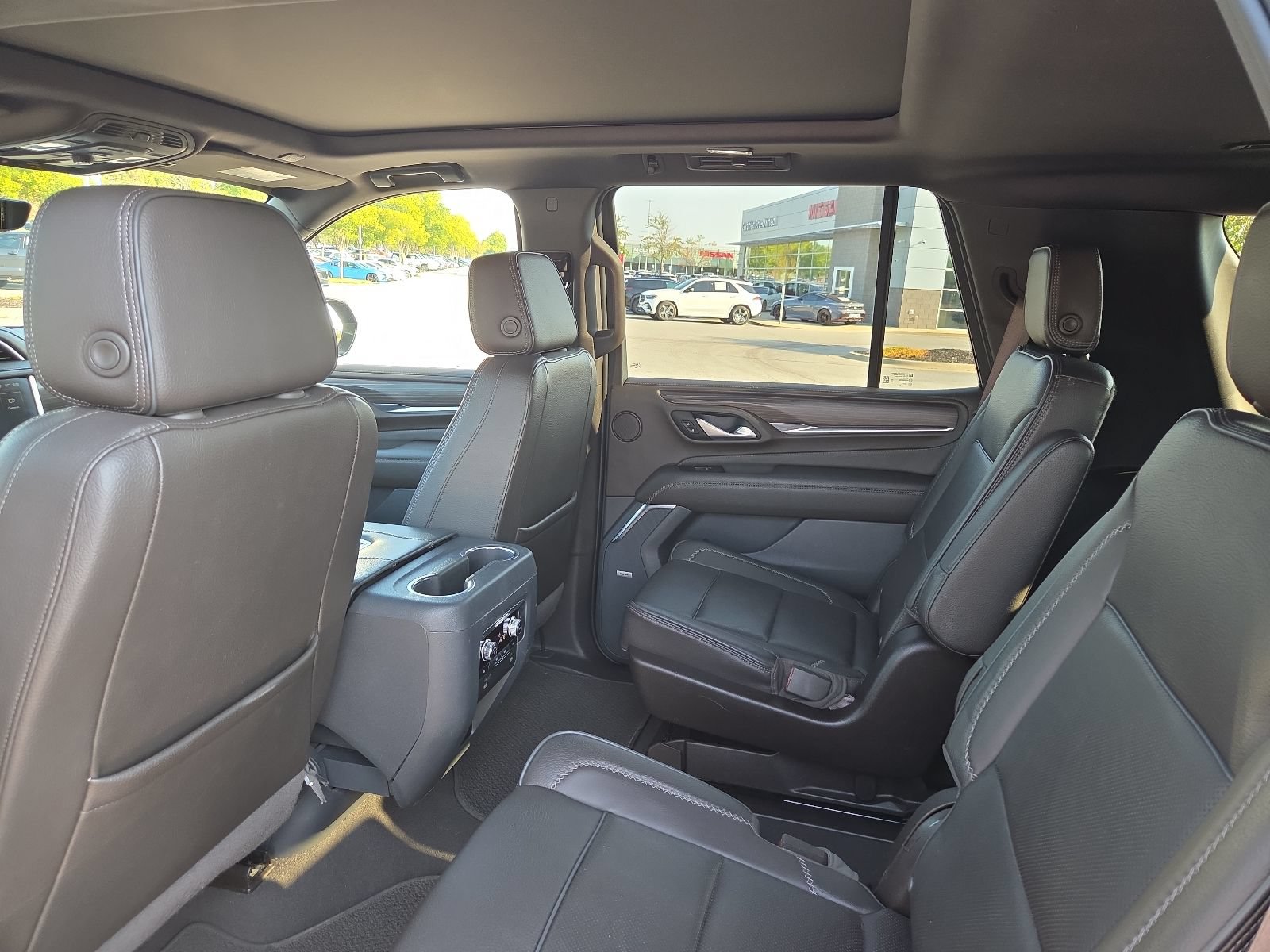 Used 2022 GMC Yukon Denali w/ Denali Premium Package AWD/4WD image 10