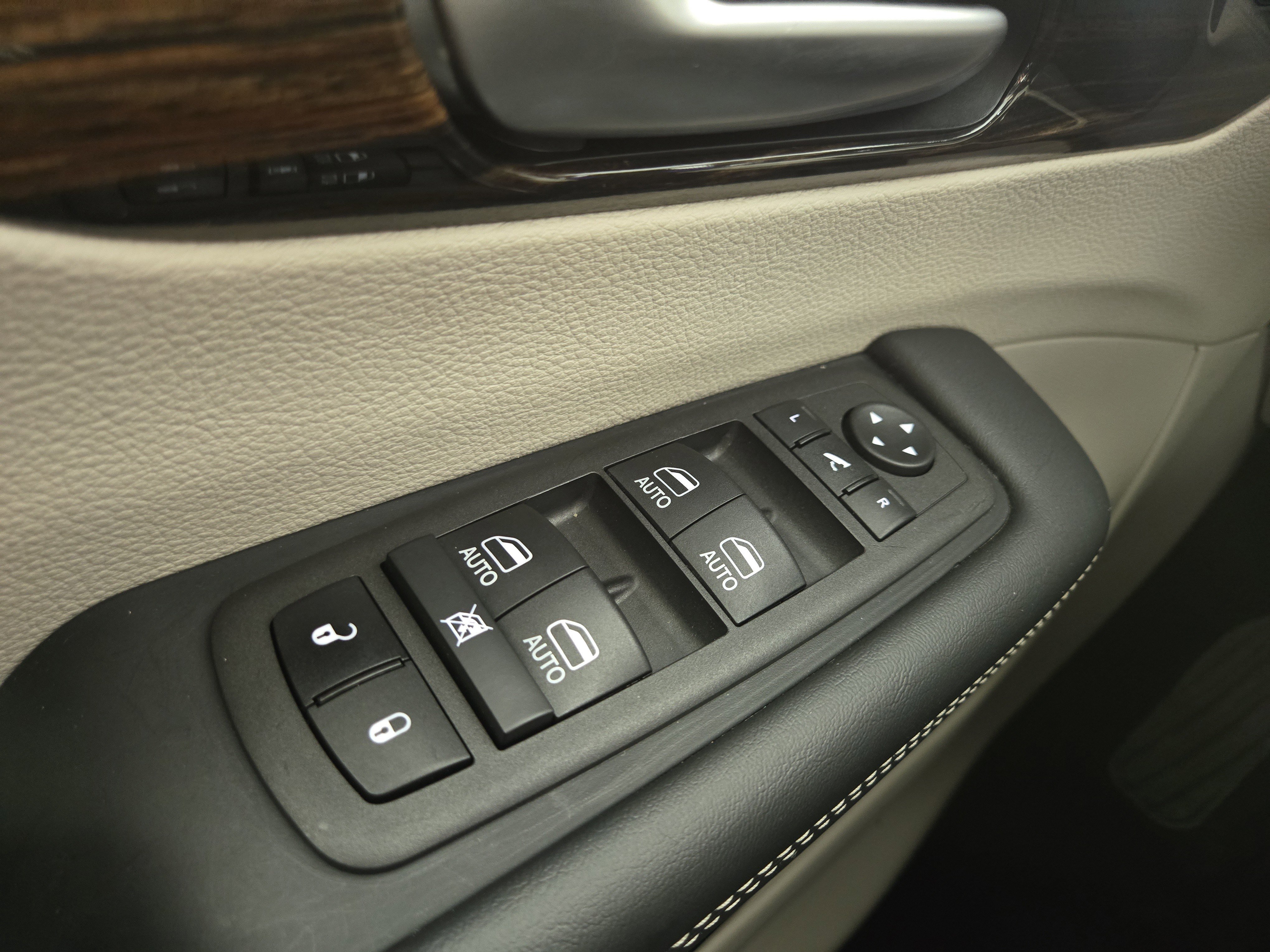 Used 2024 Chrysler Pacifica Limited image 32