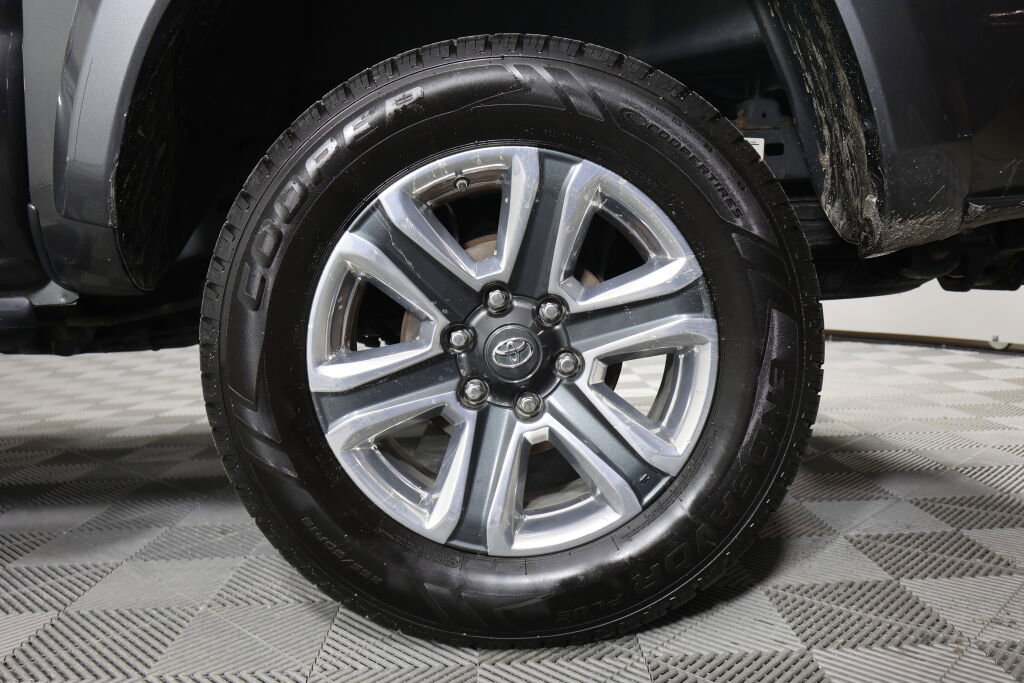 Used 2016 Toyota Tacoma Limited w/ Towing Package RWD image 8