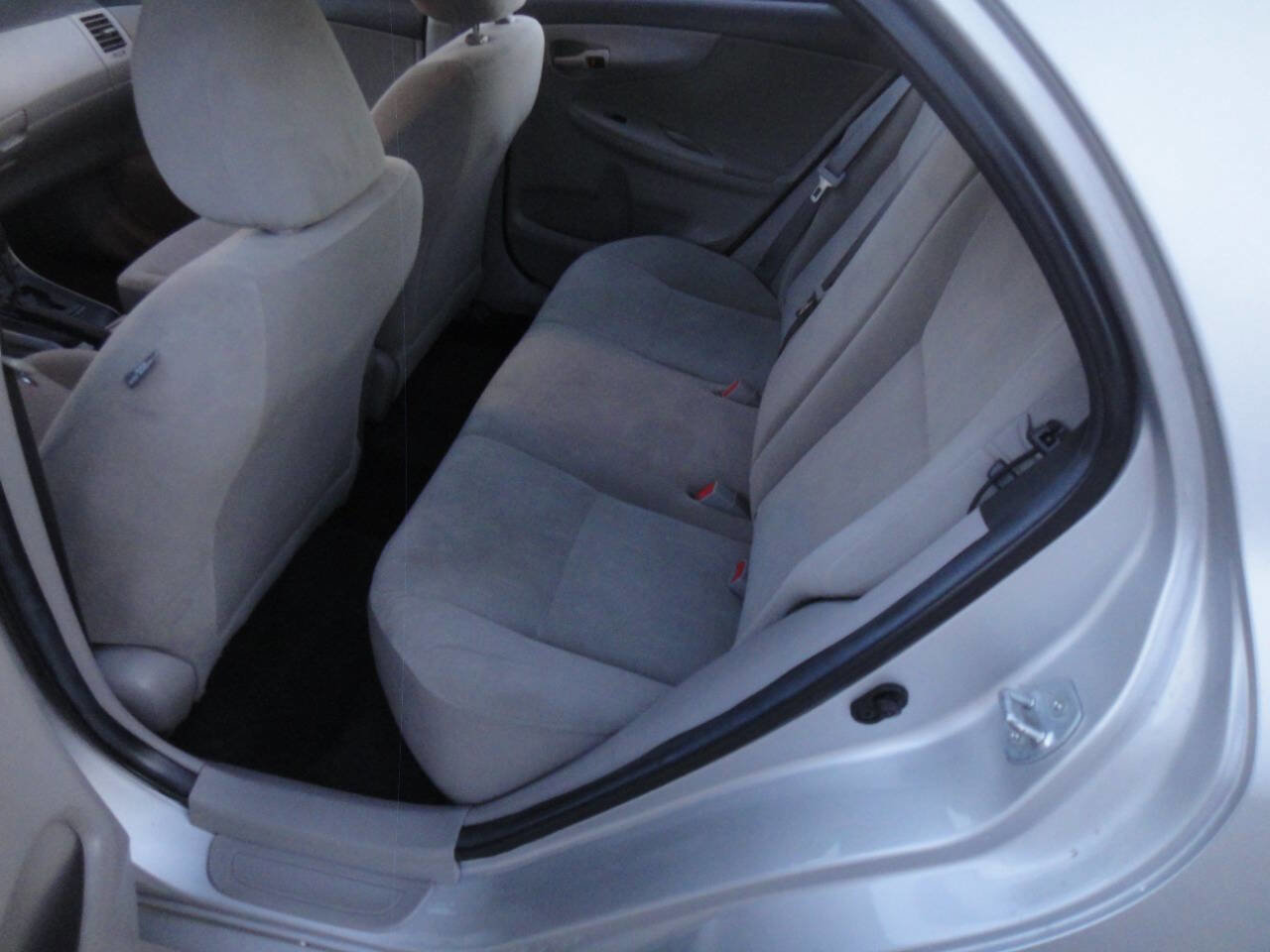 Used 2012 Toyota Corolla L FWD image 15