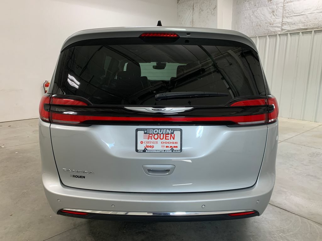Used 2024 Chrysler Pacifica Touring-L FWD image 7