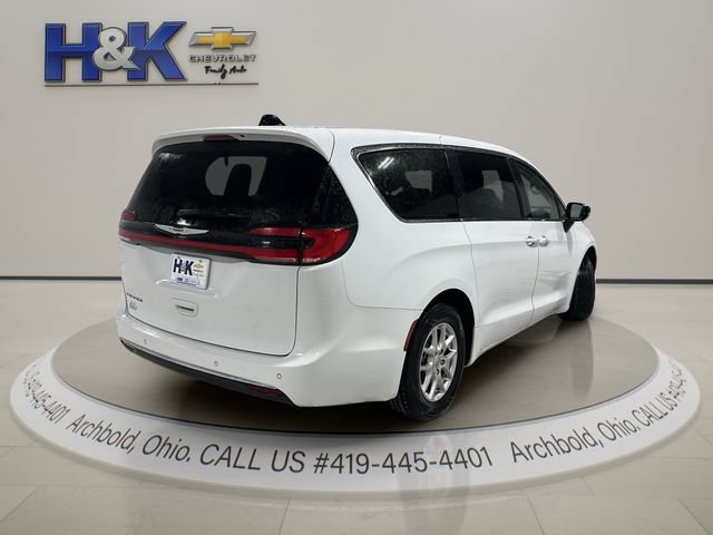 Used 2024 Chrysler Pacifica Touring-L FWD image 6