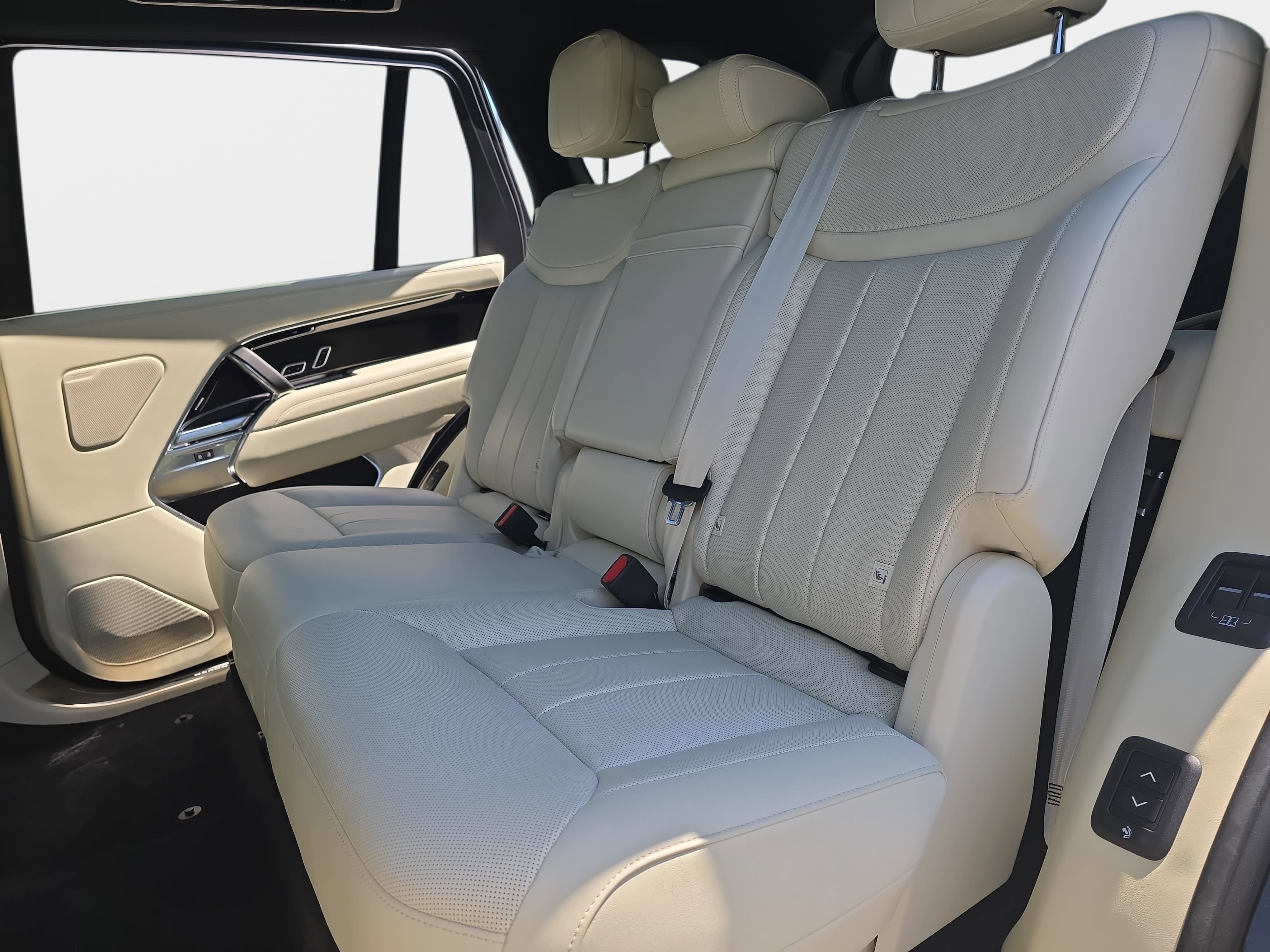 Used 2025 Land Rover Range Rover Long Wheelbase SE AWD/4WD image 16