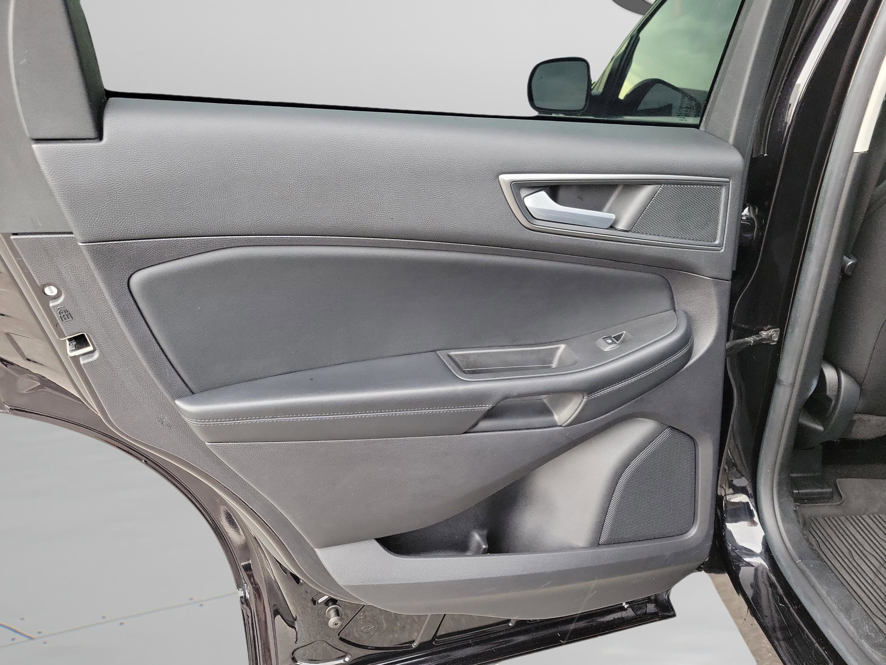 Used 2022 Ford Edge SE w/ Black Appearance Package image 24