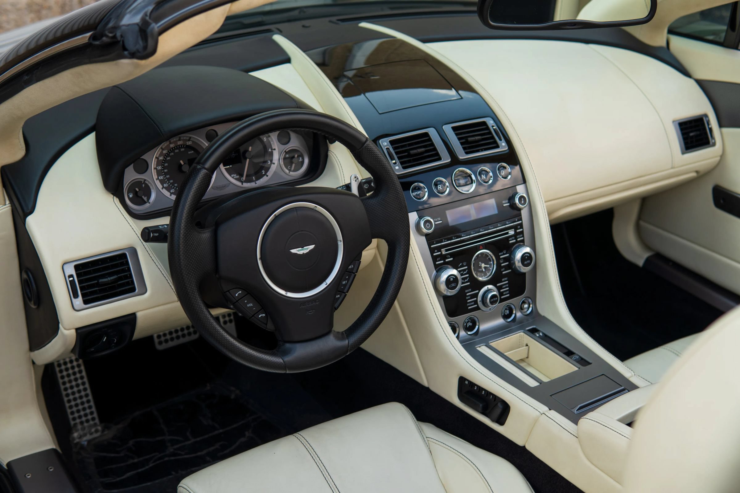 Used 2013 Aston Martin V8 Vantage Roadster RWD image 25